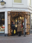 902242 Gezicht op de met kerstverlichting versierde entree van Rituals - Home & Body Cosmetics (Steenweg 69) te ...